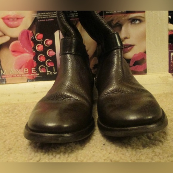 STUNNING Tory Burch Brown Elina Pebbled Leather Logo Boots $525+! SOLD OUT. - Picture 6 of 12